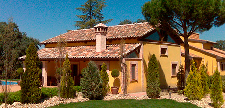 ANTONIO VALLEJO fachada de casa con arboles